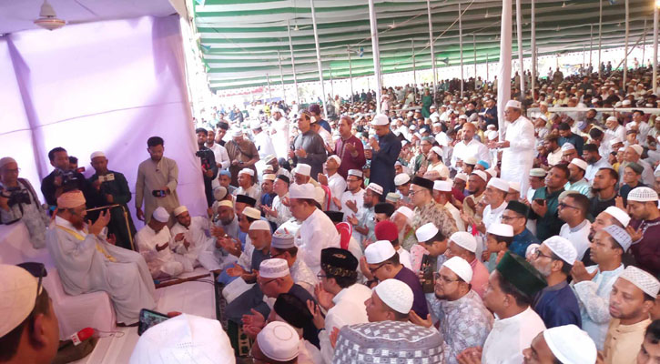 ঈদ জামাতে মুছে গেল সব ভেদাভেদ